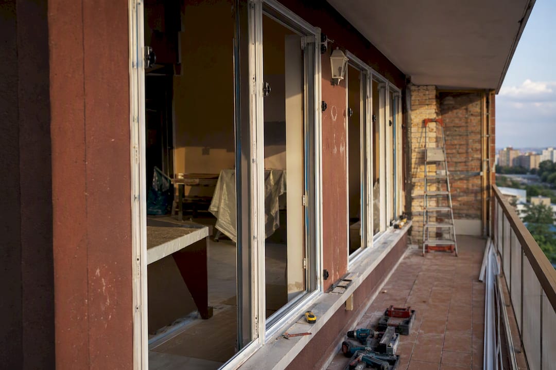 Instalación de cerramiento parcial en terraza exterior