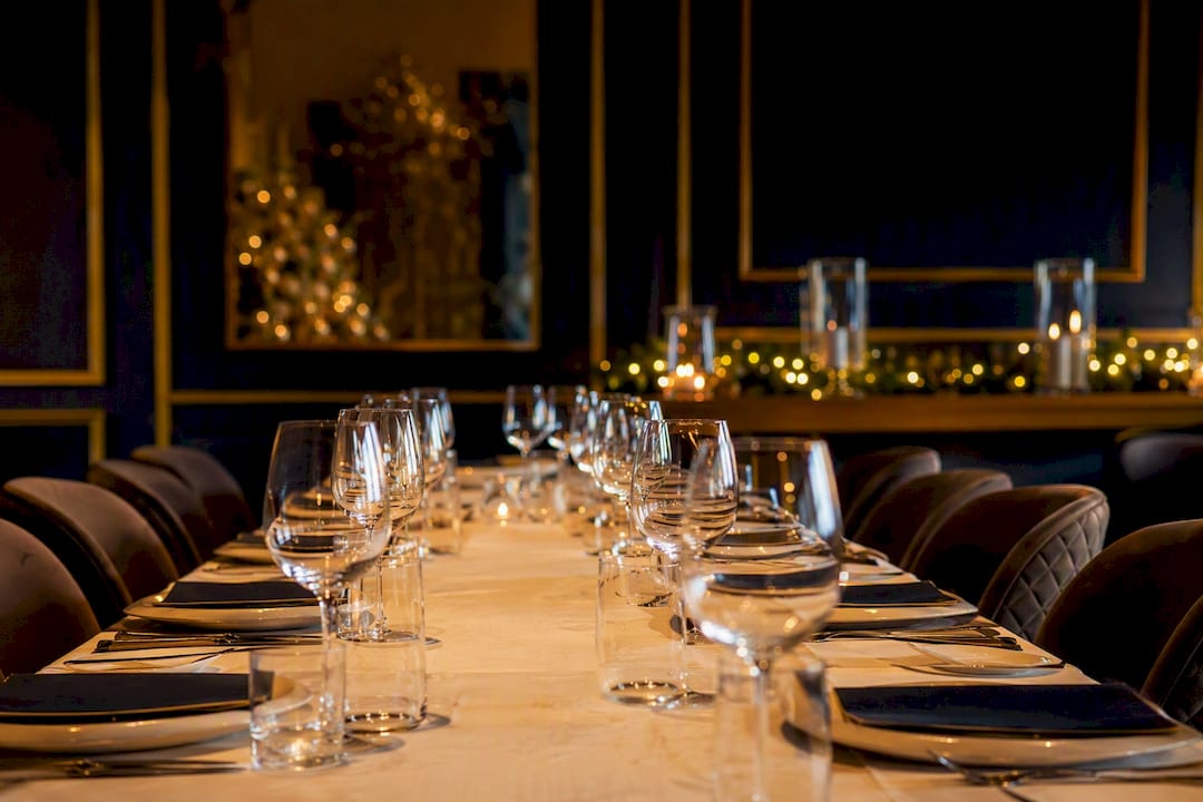 Mesa en un salón privado preparada para un evento grupal