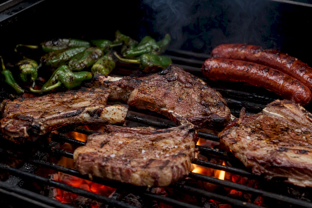 Costillas de churrasco, chorizo y pimientos a la parrilla