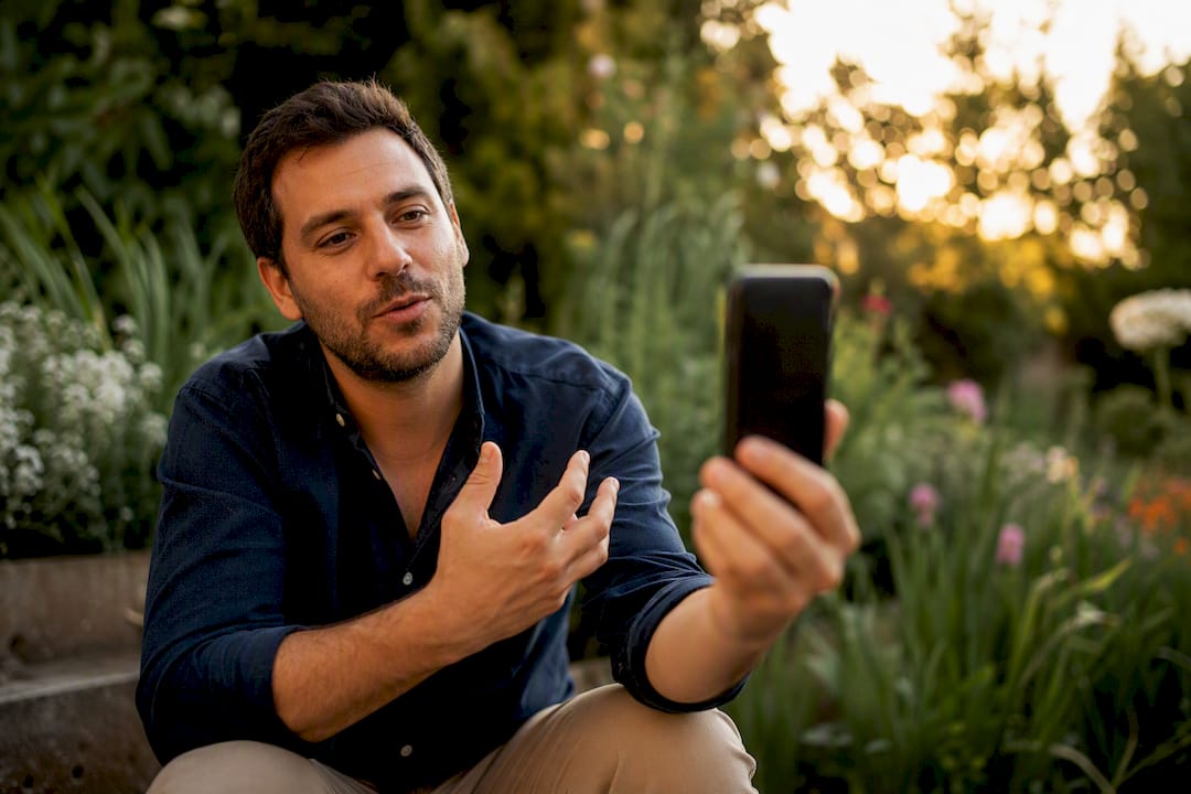 Personne donnant un témoignage authentique sur smartphone