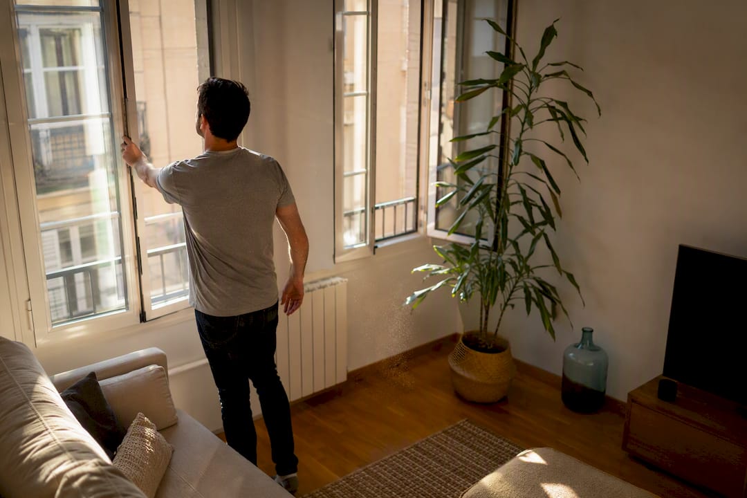 Sala de estar ventilada antes de la visita del comprador