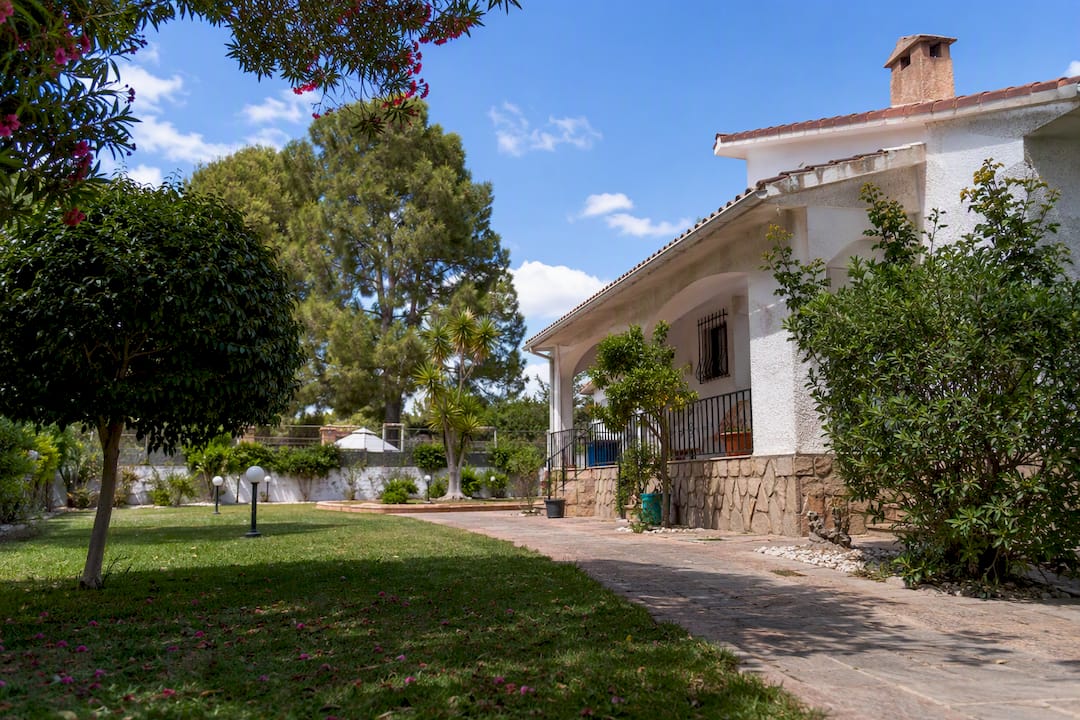 Vista exterior de casa suburbana en Llíria