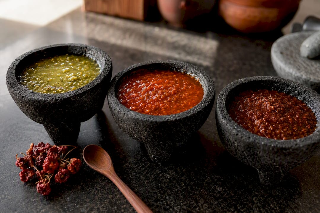 Tres salsas mexicanas tradicionales en molcajetes