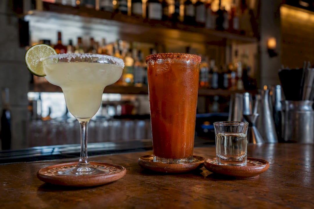 Cocteles tradicionales mexicanos en la barra