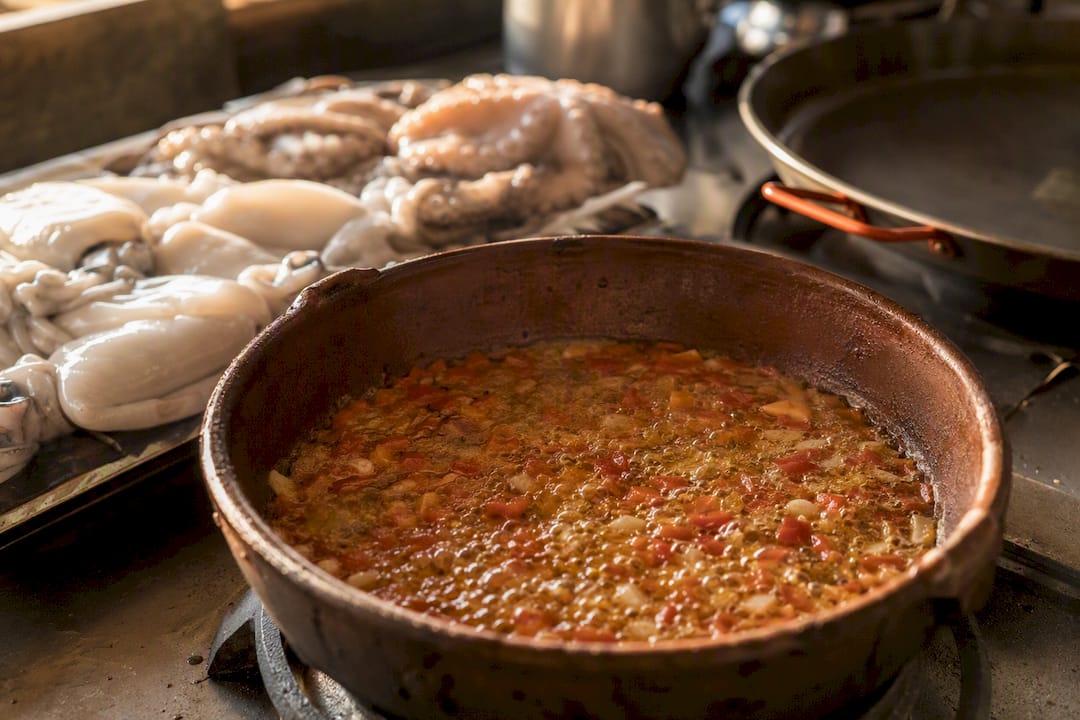 Primer plano de salsa sofrito y mariscos frescos