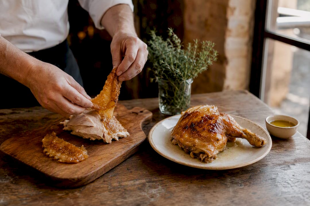 Quitando la piel del pollo para reducir calorías