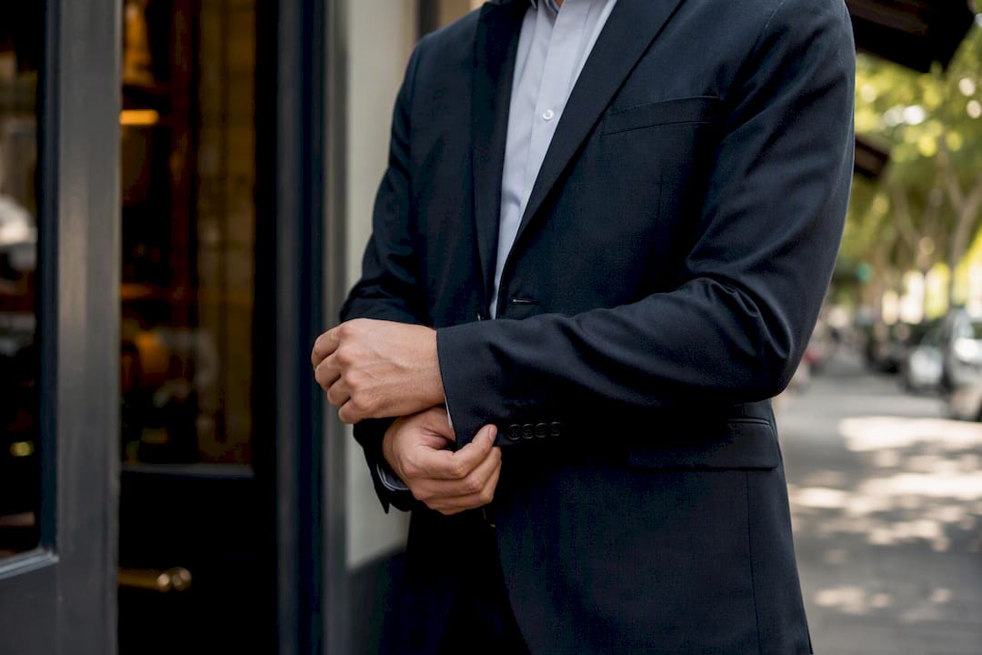 Profesional ajustándose la chaqueta del traje con discreción