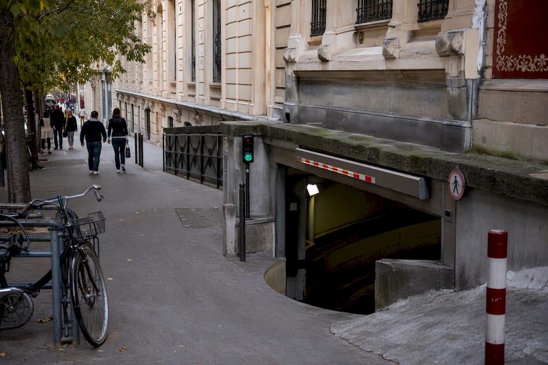 Entrada a aparcamiento subterráneo cerca de la Sagrada Familia