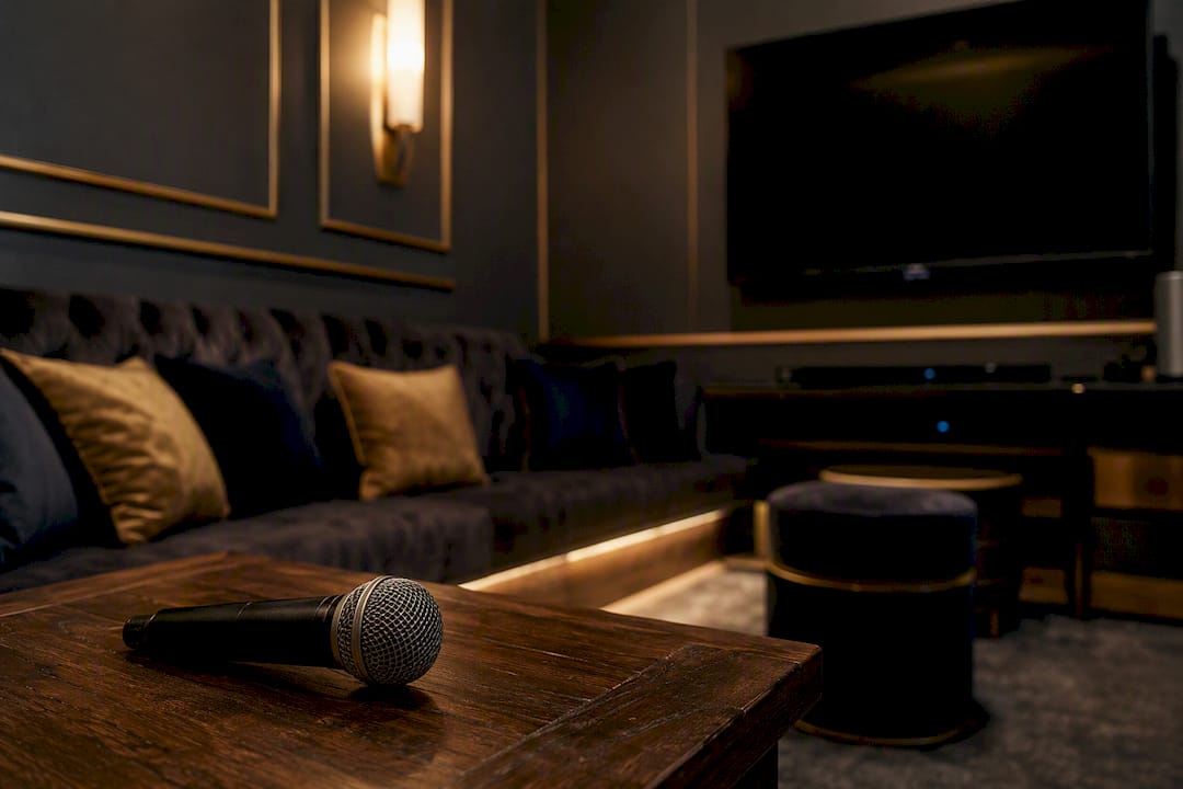 Micrófono sobre la mesa en sala privada de karaoke
