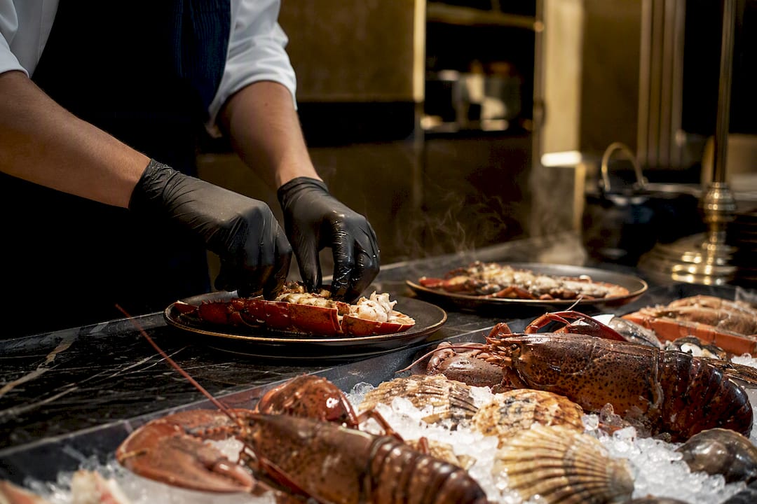 Estación de cocina en vivo con mariscos frescos
