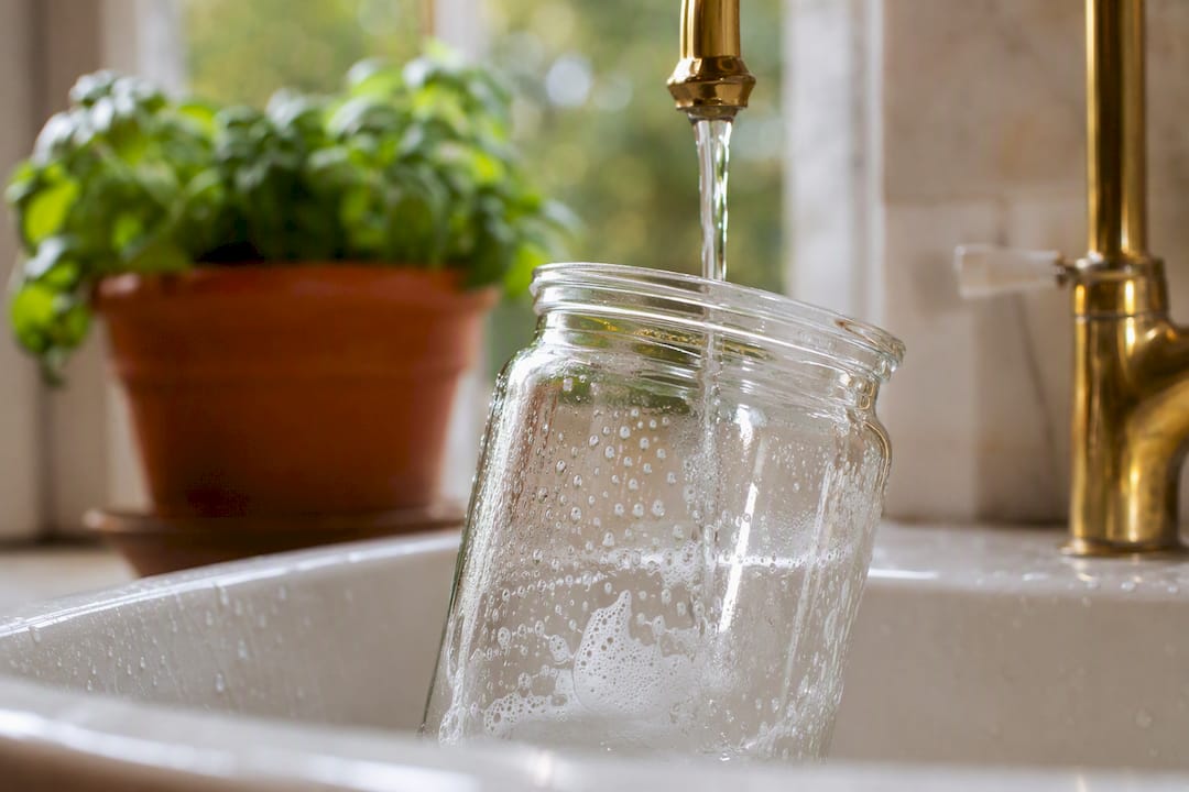 Esterilizando frasco de vidrio con agua para aceite de chile