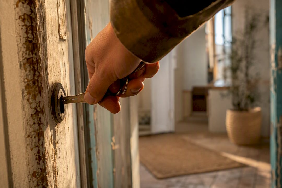 Mano sosteniendo la llave de la puerta del apartamento