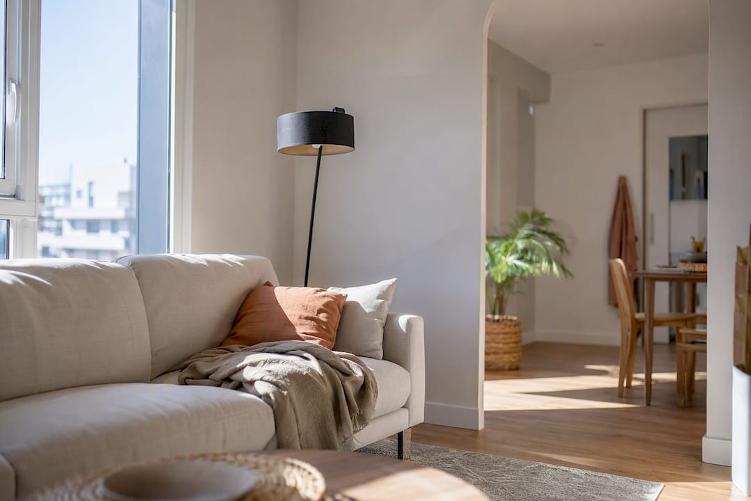 Interior luminoso de apartamento en Valencia, decorado para mostrar