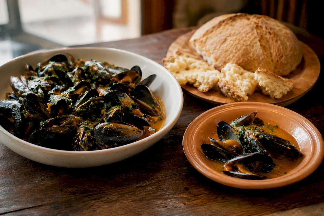 Tapa and ración portions of mejillones with bread