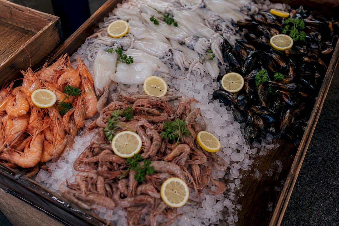 Exhibición de mariscos frescos sobre hielo picado