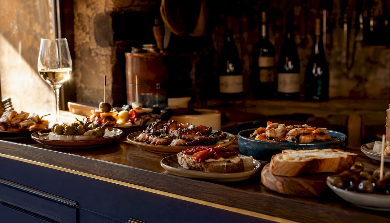 Variedad de tapas en una gastrotaberna elegante