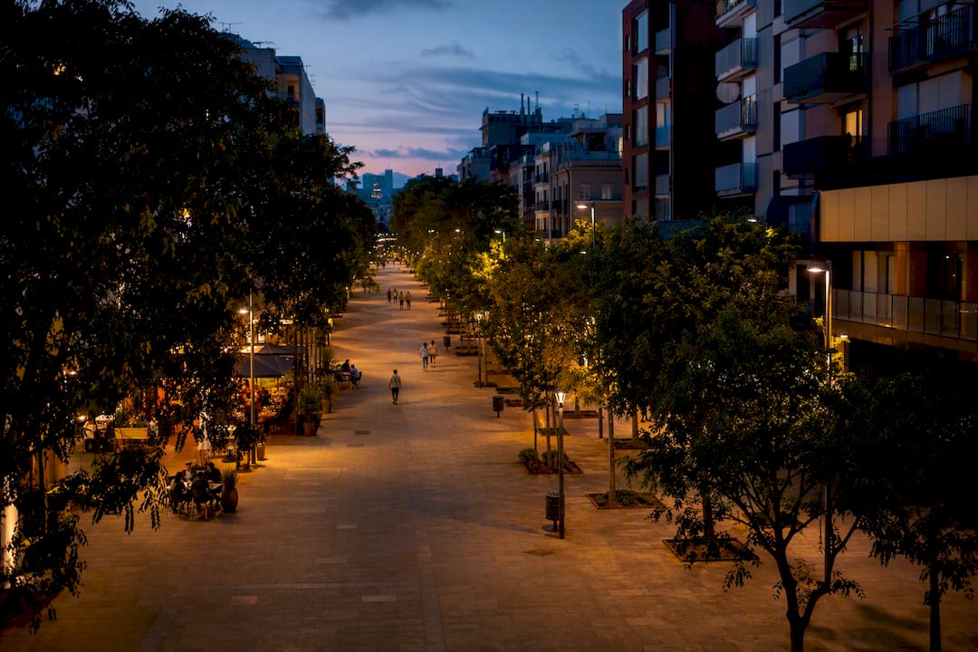 La Rambla del Poblenou al atardecer