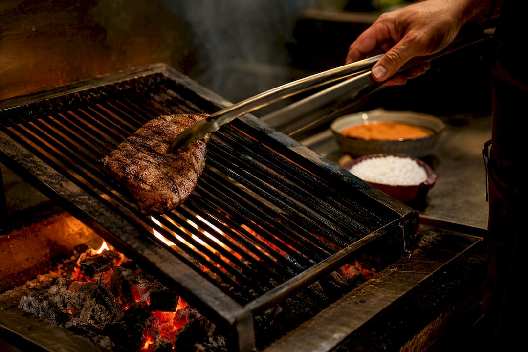 Onglet cocinándose en una parrilla inclinada