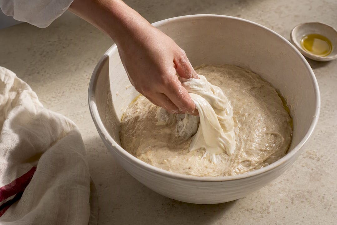 Masa madre integrándose para una focaccia