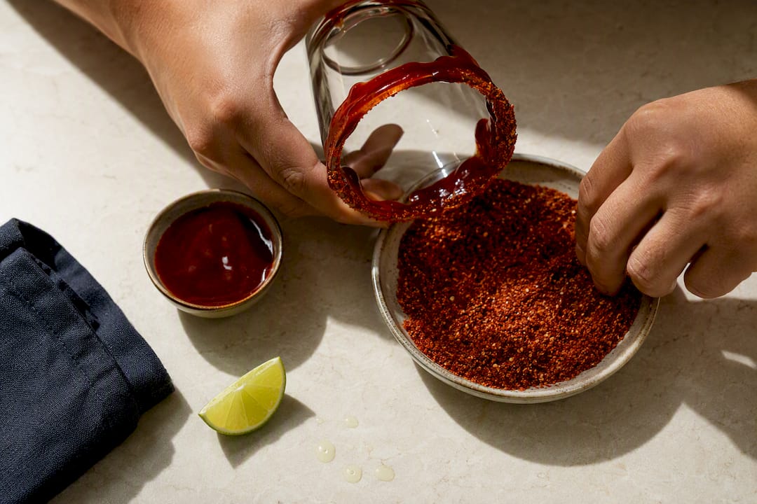Escarchado de vaso con chamoy y chile