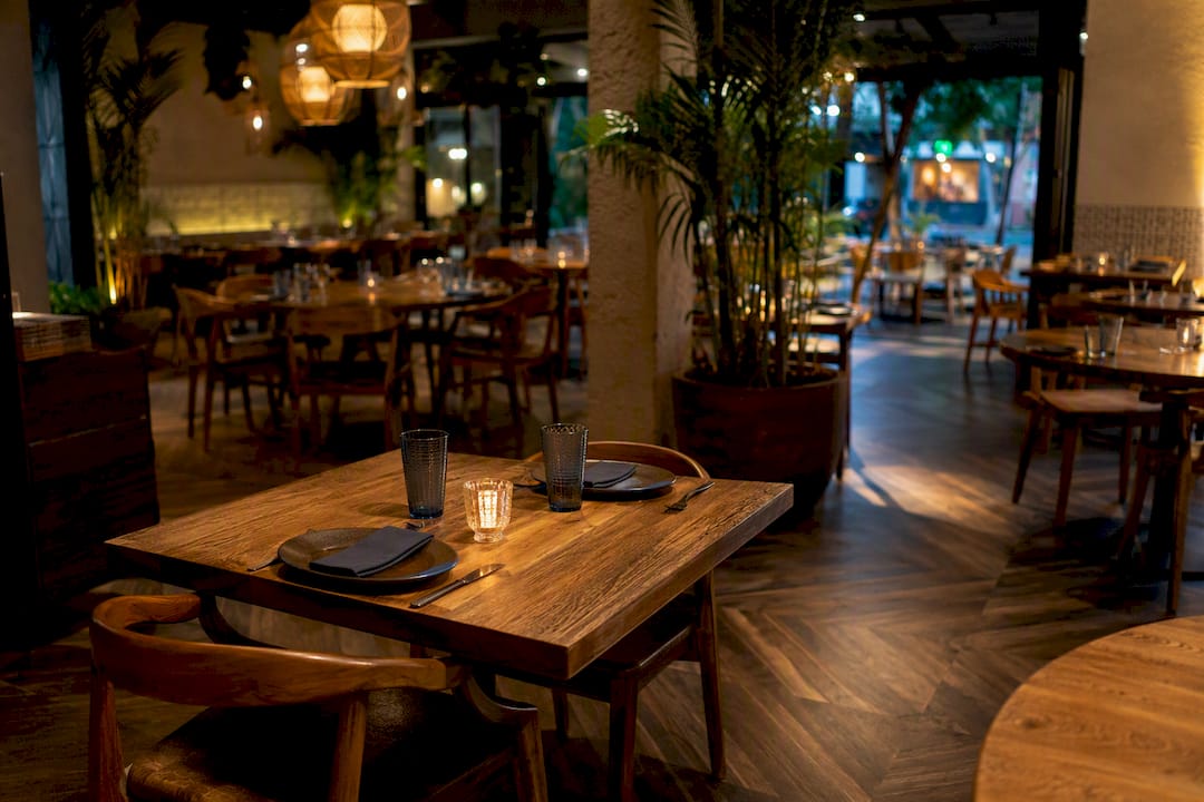 Ambiente íntimo y cálido dentro de un restaurante mexicano
