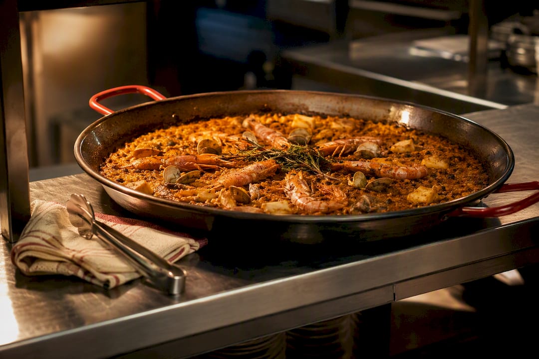 Paella reposando antes de servirse