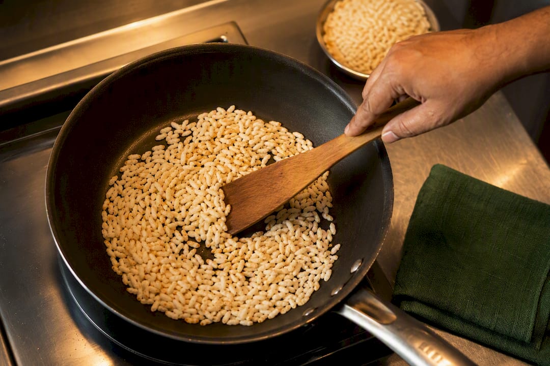 Arroz inflado dorándose en sartén sin aceite