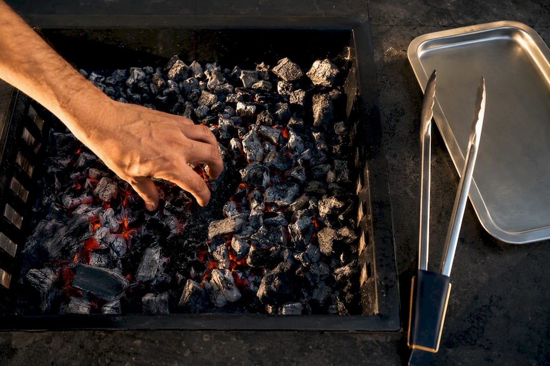 Carbón bien encendido y parejo, listo para cocinar