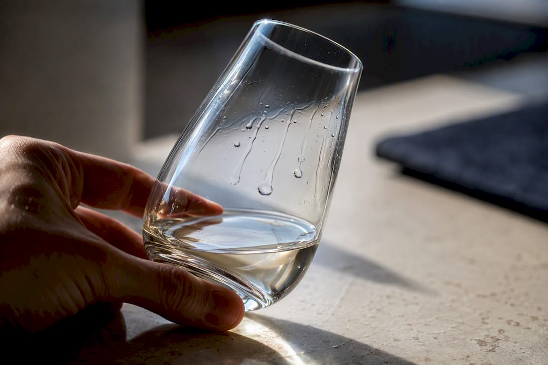 Copa de mezcal mostrando sus lágrimas