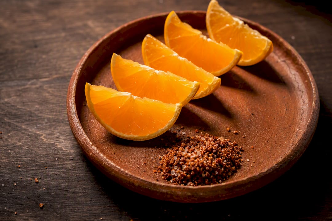 Gajos de naranja con sal de gusano