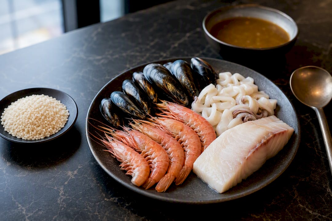 Mariscos variados con arroz para paella