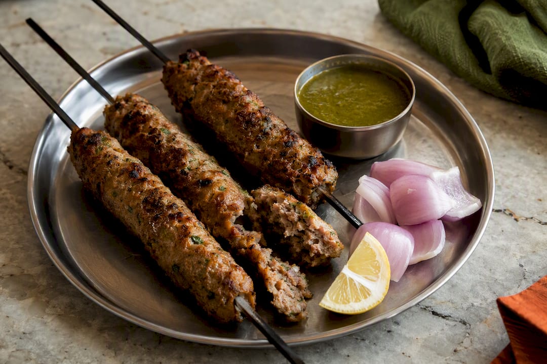Seekh kebab con cebolla, limón y chutney