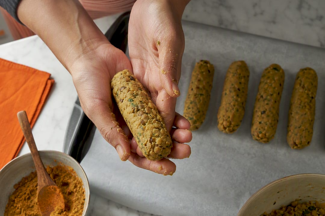 Preparando kebabs veganos con la mezcla para hornear