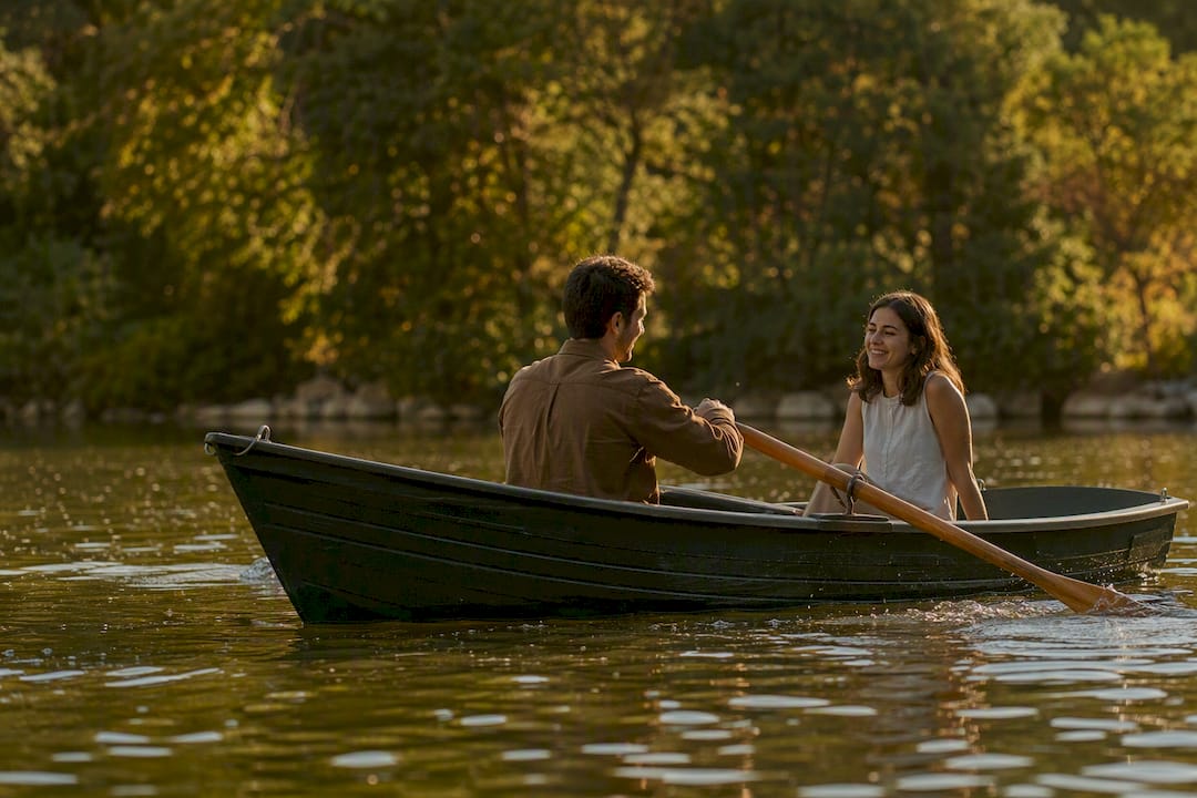 Gente remando en el lago de la Ciutadella