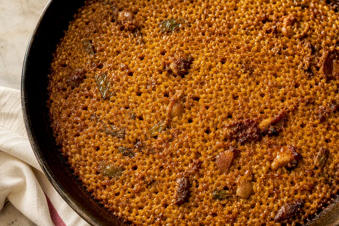 Agujeros de vapor en el arroz de la paella