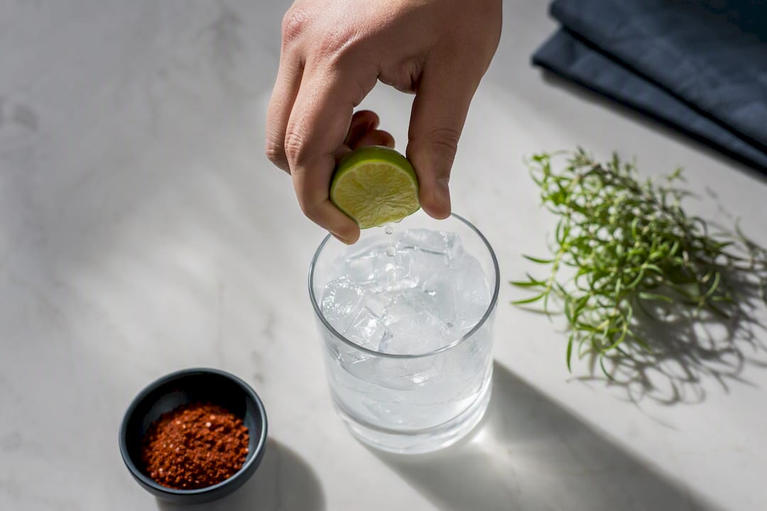 Lima fresca exprimida sobre hielo