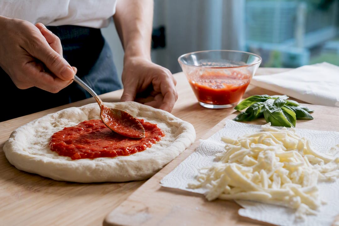 Salsa de tomate con mozzarella para pizza