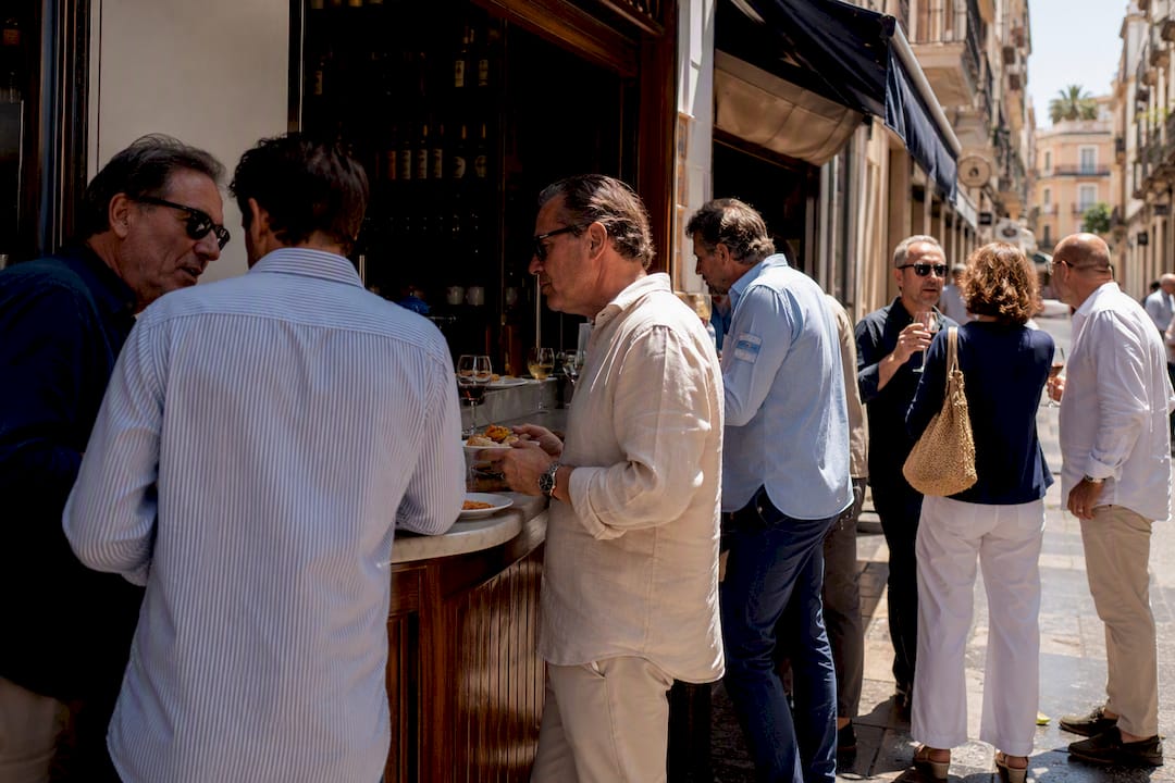 Gente compartiendo tapas en una calle andaluza