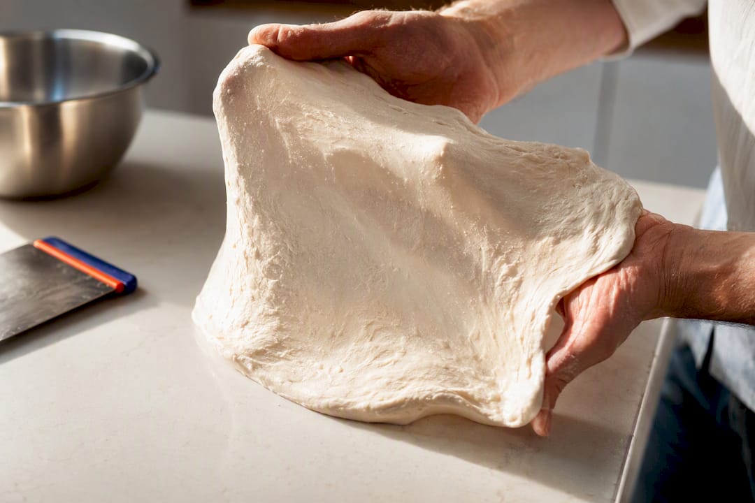 Masa de pizza estirada sin romperse