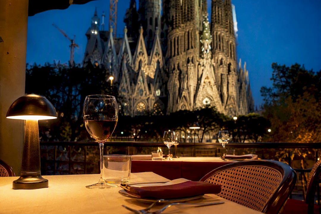Terraza nocturna con la Sagrada Família iluminada