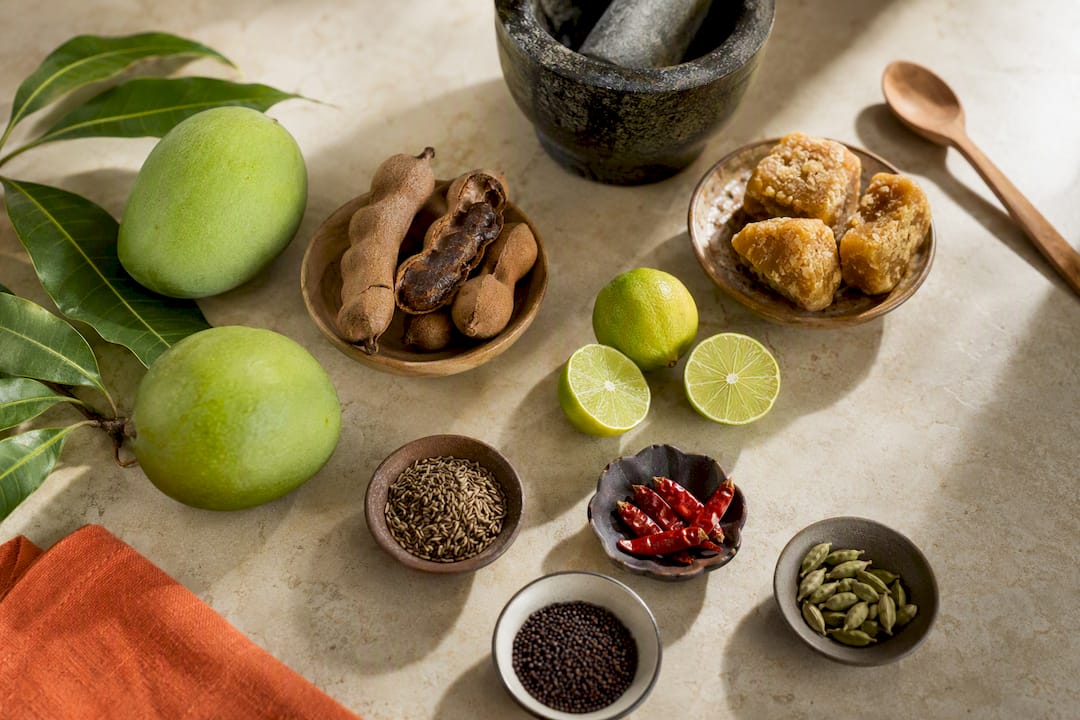 Ingredientes frescos y especias para preparar chutney