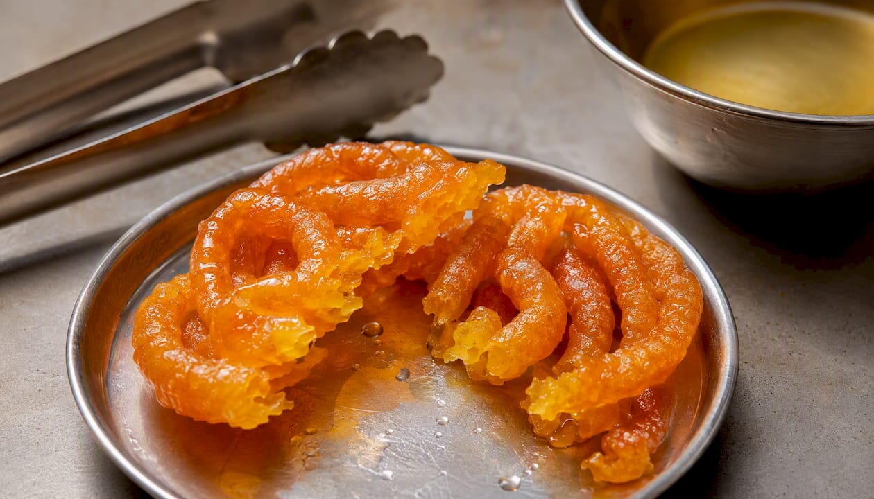 Interior jugoso de un jalebi partido por la mitad