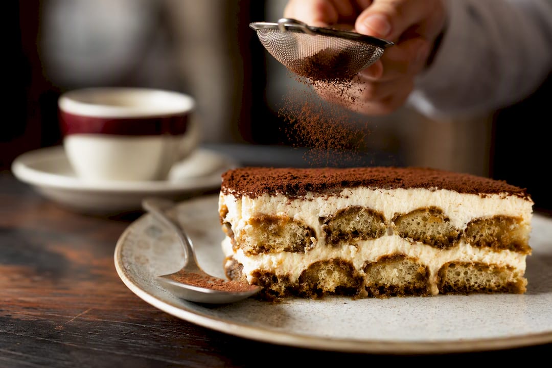 Capas de savoiardi, crema y cacao