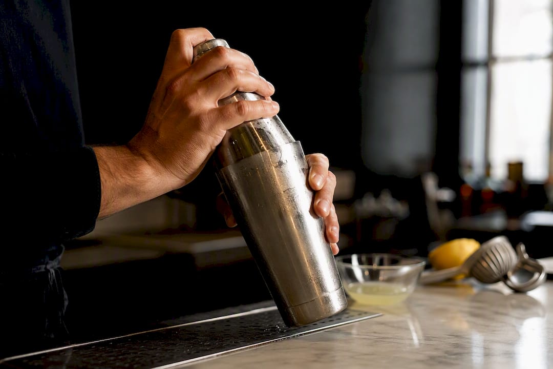 Barman haciendo un dry shake
