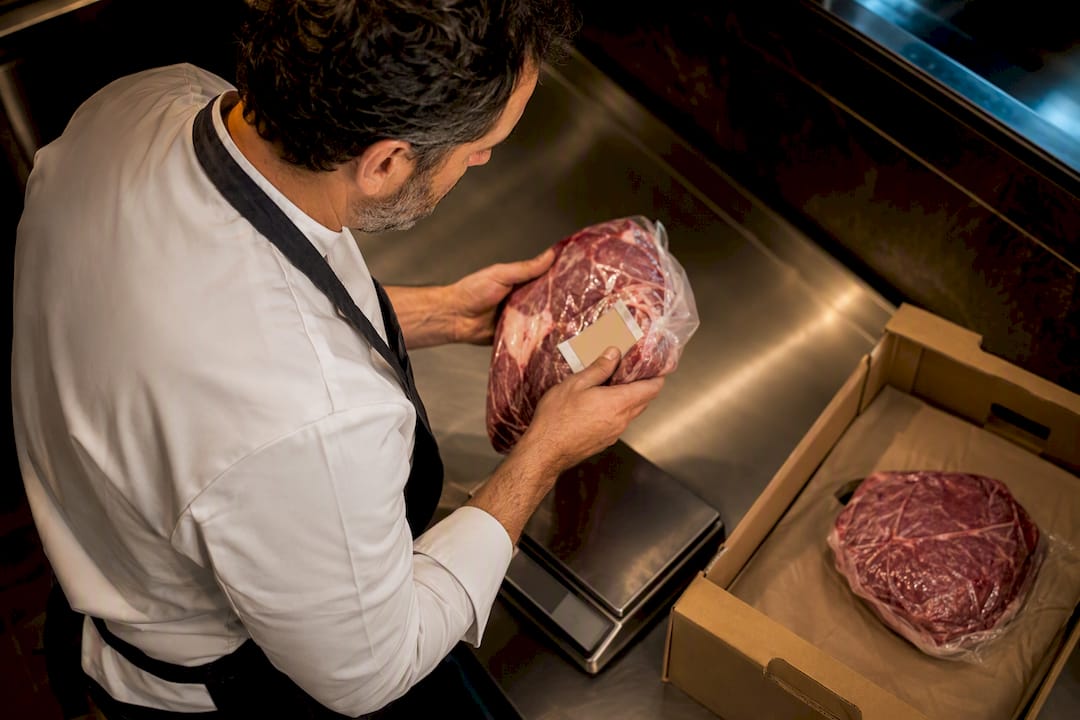 Recepción de carne certificada en la cocina