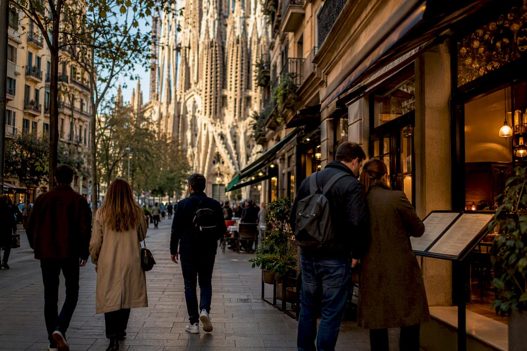Visitantes paseando por la avenida Gaudí