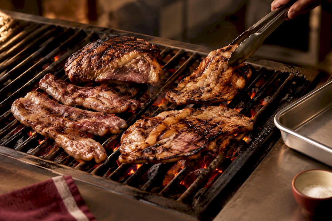 Presa, secreto y pluma a la parrilla