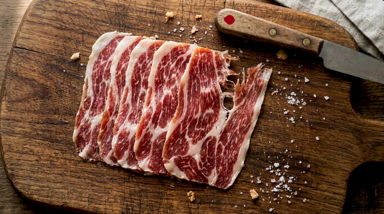 Iberico ham tasting steps: master authentic gourmet techniques 3 Close-up cherry red Iberico ham marbling