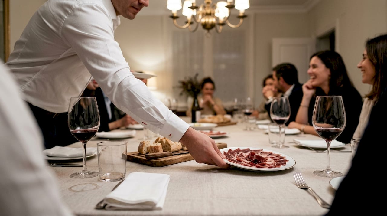 Creative ways to serve Iberico ham for gourmet experiences 3 Formal dinner table with plated Iberico ham