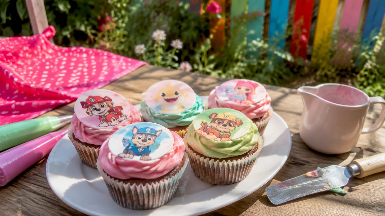 Detalle de cupcakes decorados con obleas comestibles personalizadas
